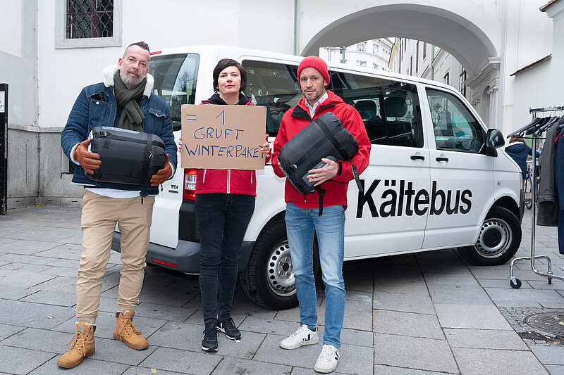 Caritas Und Robert Kratky Freuen Sich Ber Gespendete Gruft