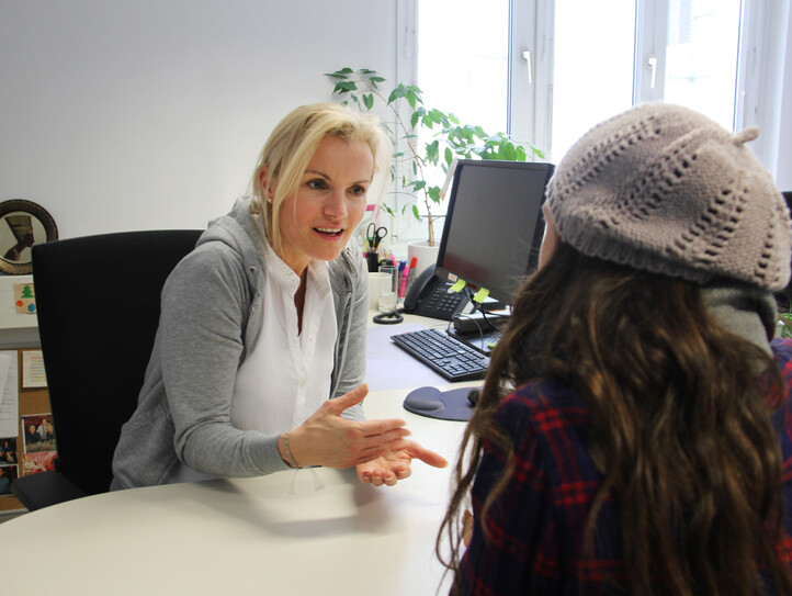 eine Frau und ein Mann beim Computer