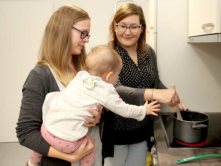 Eine Frau spielt mit vier Kindern