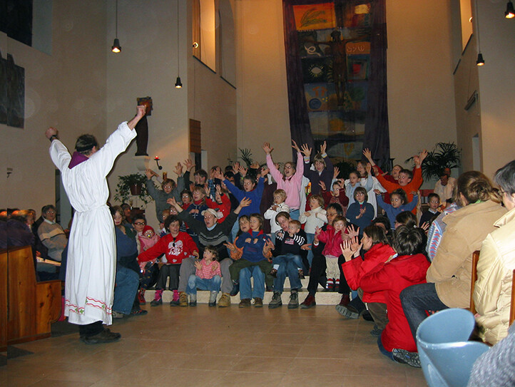 Menschen beim Gottesdienst