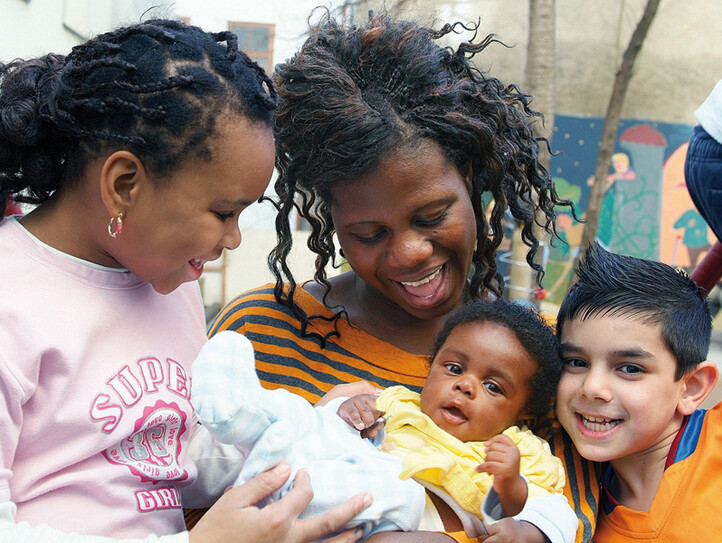 Eine Frau, ein Mädchen, ein Bub und ein Baby im Haus Immanuel