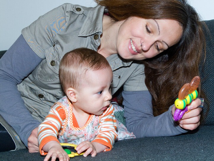 Eine Frau spielt mit einem Baby