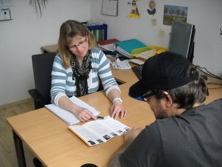 Eine Frau spricht mit einem Mann im Büro