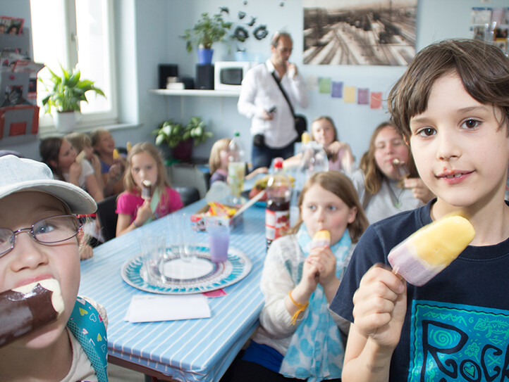 Kinder essen Eis