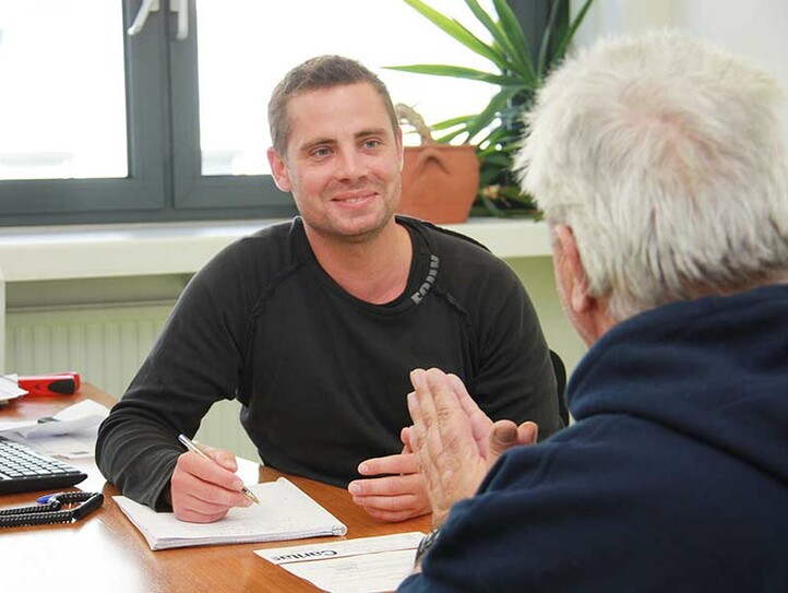 Zwei Männer bei einem Beratungsgespräch