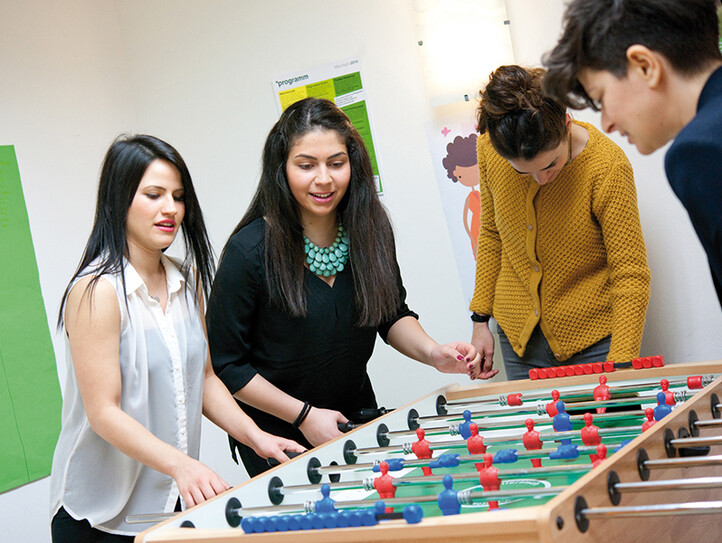 Mädchen beim Tischfußball