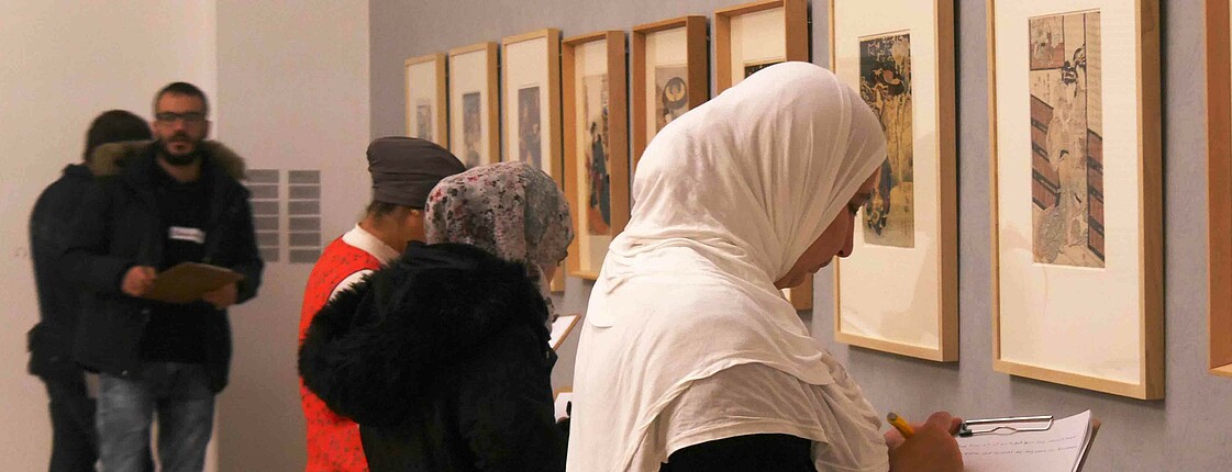 Menschen bei Ausstellung
