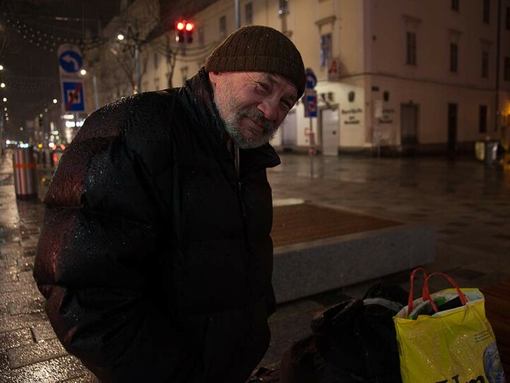 Obdachloser Mann im Regen